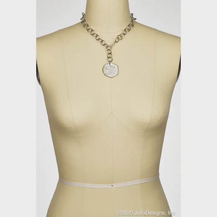 Steinem gold necklace